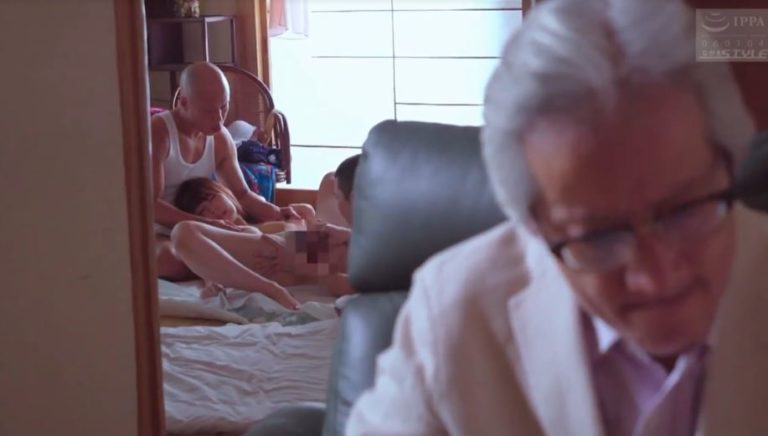 Chồng già bất lực thuê người địt vợ