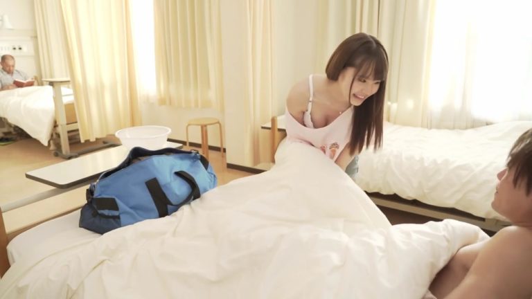 Em gái thay chị chăm sóc anh rể khi nằm viện