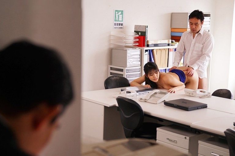 Chồng lặng nhìn vợ đụ đồng nghiệp