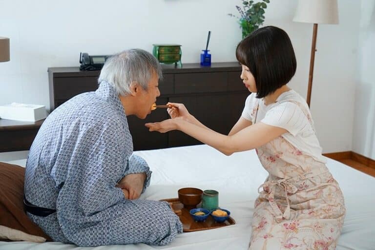 Cô vợ xinh đẹp và lão già dâm dục
