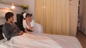 Anh bệnh nhân may mắn được chăm sóc bởi y tá xinh xắn