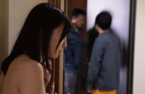 Cậu bạn thân trể tàu về nhà ở nhờ nhà bạn gái và một đêm đáng nhớ..