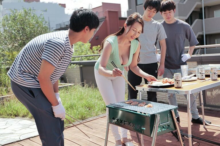 Người mẹ đơn thân dâm đãng và những đứa bạn của con trai