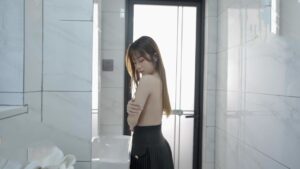 Cậu em trai dâm đãng trộm nhìn chị gái tắm khi bố mẹ vắng nhà