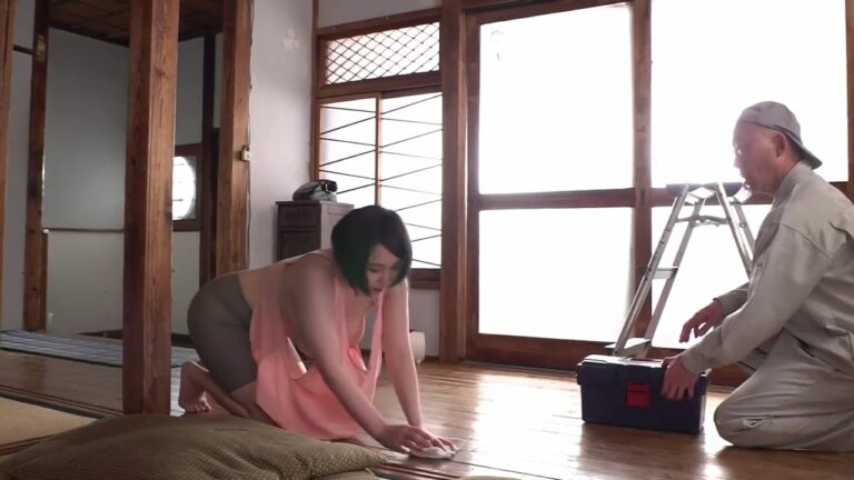 Vụng trộm cùng anh hàng xóm khi về quê chồng chơi cuối tuần