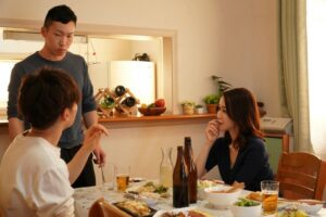 Vợ say đắm đàn em của chồng khi lần đầu đến nhà dùng bữa