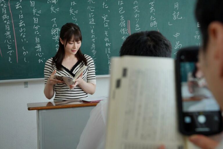 Cậu học trò nhút nhát say tình cô giáo khi đang dạy học