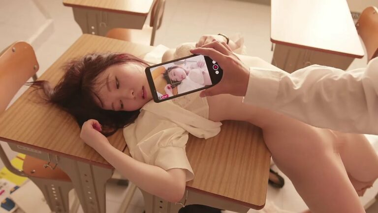 Cô giáo xinh đẹp bị cậu học sinh cá biệt cưỡng hiếp và quay clip tống tình