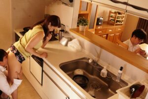 Người mẹ độc thân vụng trộm cùng cậu bạn thân con trai đến ở nhờ