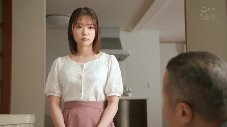 Đứa con gái xinh đẹp phải thay mẹ phục vụ bố dượng khi mẹ không thỏa mãn