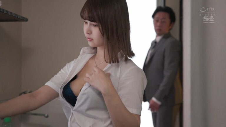 Anh trưởng phòng gạ tình nữ cấp dưới khi thấy chụp ảnh sexy trong giờ làm việc