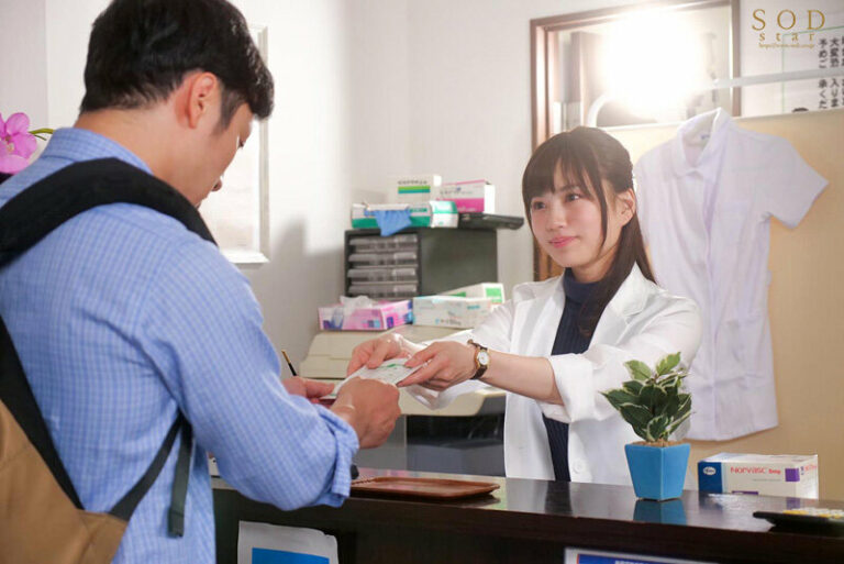 Nàng dược sĩ xinh đẹp say tình cậu sinh viên điển trai may mắn