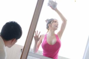 Cám dỗ khó cưỡng từ cô bạn gái xinh đẹp của bạn thân