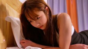 Đứa em gái xinh đẹp dâm đãng gạ anh trai loạn luân khi bố mẹ vắng nhà
