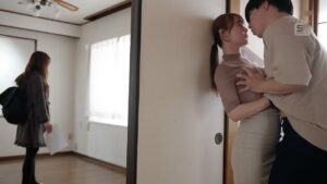 Em nhân viên bất động sản gạ tình khách hàng giàu có dù vợ anh cạnh bên